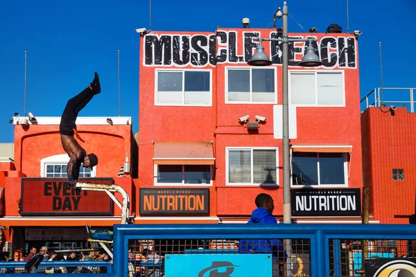 Venice Sahili, Los Angeles, California - 25 Şubat 2018: eğitim rakamlar turuncu kas beach bina önünde adam