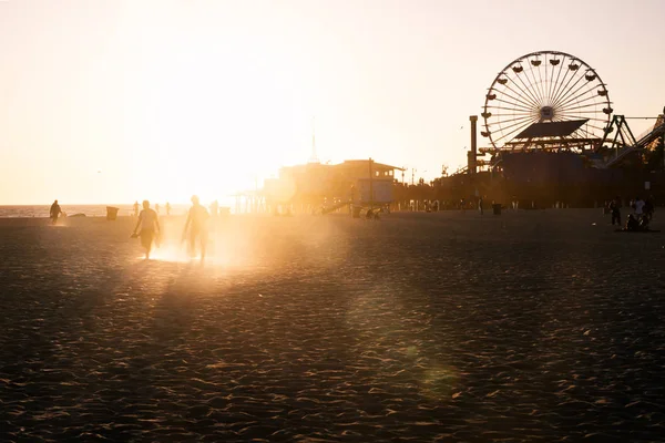 Emberek Séta Santa Monica Strandjától Vidámpark Kerék Naplementét Los Angeles — Stock Fotó