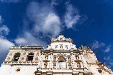 Templo de San Francisco el Grande düşük açılı görünümü Antigua, Guateamala, Orta Amerika