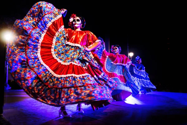 Catrinas dansen met schedel make-up voor dias de los muertos met traditionele jurken op Remate de Paseo Montejo, Merida, Yucatan, Mexico — Stockfoto