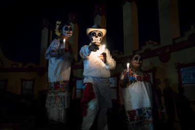 Merida, Cementerio genel, Meksika - 31 Ekim 2018: Customed adam mumlar ve işaret ve iki kadın giyinmiş Catrinas alayı ve geçit töreni için dia de los muertos Festival Des Las Animas, kafatası makyaj ile