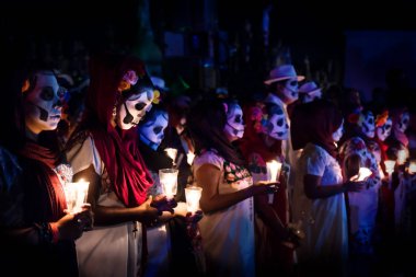 Merida, Cementerio genel, Meksika - 31 Ekim 2018: çizgi customed kadın giyinmiş muertos Festival Des Las Animas adlı dia de los için Event'de mavi ışık tarafından Catrinas kafatası makyaj ve mum tuttu gibi