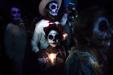 Merida, Cementerio genel, Meksika - 31 Ekim 2018: geçit bir kovboy erkek ve çocuk çiçek ve kalp resimleri dia de los muertos Festivali için geçit töreninde mum tutan onun yüzüne ile kafatası makyajlı Customed katılımcılar 