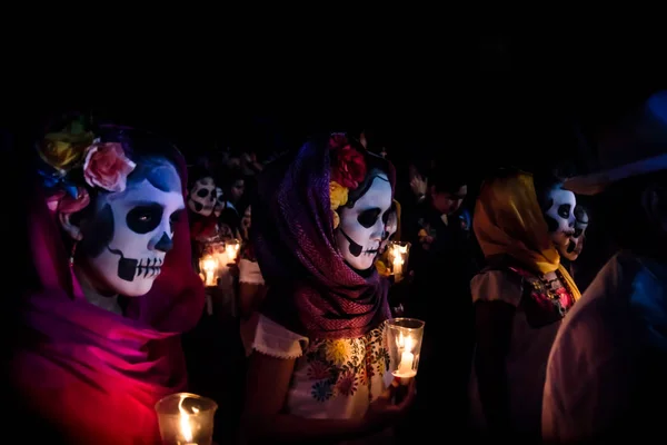 Merida, Cementerio genel, Meksika - 31 Ekim 2018: Catrina customes, eşarp baş ve kafatası makyaj holding candels saçına çiçekler üzerinde üç kadınla muertos Festiv adlı dia de los için geçit töreninde kostümlü insanlar tarafından çevrili
