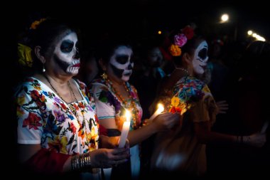 Merida, Cementerio genel, Meksika - 31 Ekim 2018: üç customed kadın giyinmiş Catrinas kafatası makyaj ile having zahmetli ile dia de los muertos Festival Des Las Animas, geçit töreninde insanlar arasında mumlar