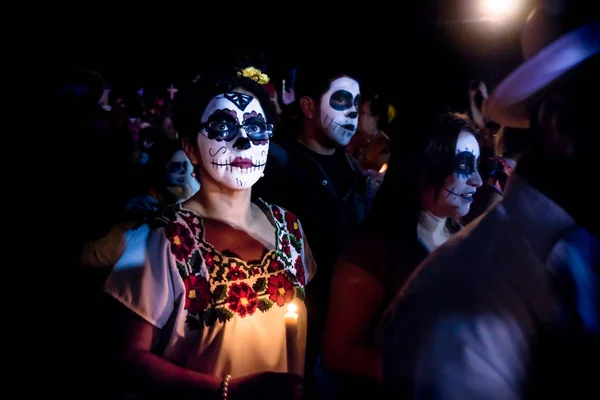 메리다 멕시코 Cementerio 2018 해골과 거미줄 메이크업와 전통적인 멕시코 드레스 — 스톡 사진