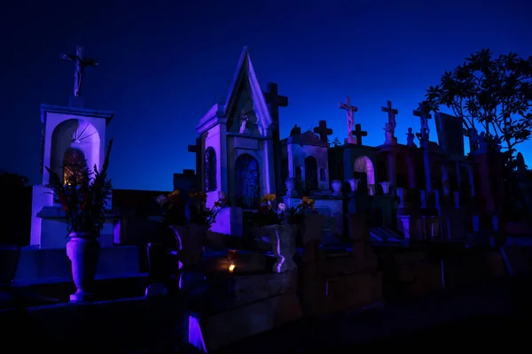 불타는 초 새벽 Cementerio 일반 메리다, 멕시코에서 동안 함께 파란색과 분홍색 lightened 삭제 표시 — 스톡 사진