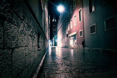 Çan Kulesi street, Zadar, Hırvatistan, sonundaki mavi ligntened Arnavut kaldırımlı yolda