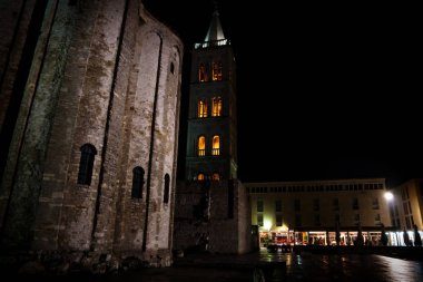 Kırmızı lightned çan kulesi, Zadar Ana Meydanı gece, Hırvatistan