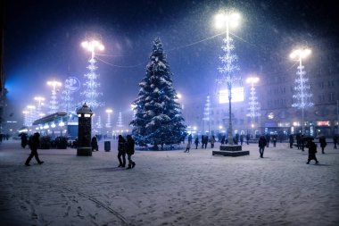 Zagreb, Hırvatistan: 6 Ocak 2016: Zagreb ana kare mavi ile gece aydınlatıldı Noel ağaçları kar fırtınası sırasında Hırvatistan