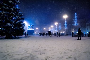 Kar yağışı, Hırvatistan sırasında Noel ağaçları ile gece Zagreb ana kare