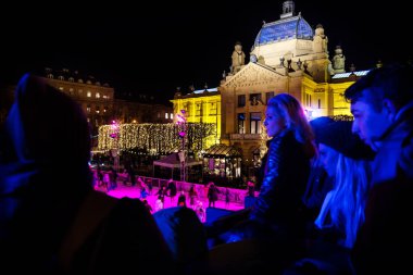 LEDENI Park'ta buz pateni pisti manzaralı köşk kışın geceleri pembe hafifleyen buza, Zagreb, Hırvatistan pateni ziyaretçi ile buz