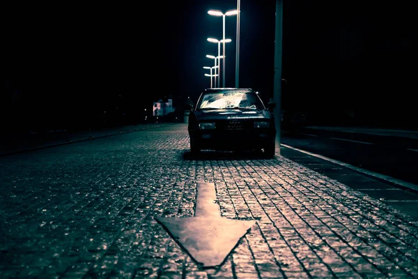 Coche en la calle empedrada con flecha apuntando en oscuro espeluznante, calle de miedo con el signo de Audi, Zadar, Croacia — Foto de Stock