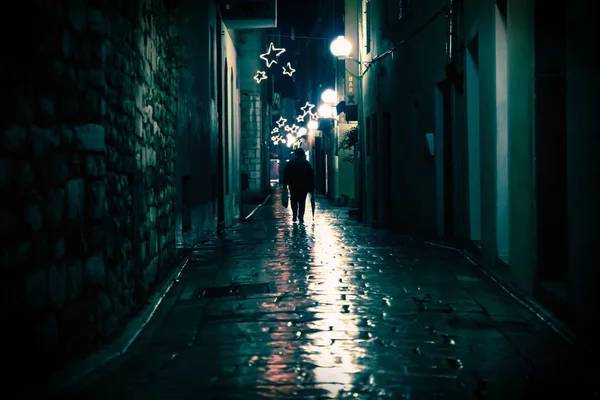 Bayan Noel yürüyüş şemsiye ile dekore edilmiş sokaklarında Zadar, Hırvatistan