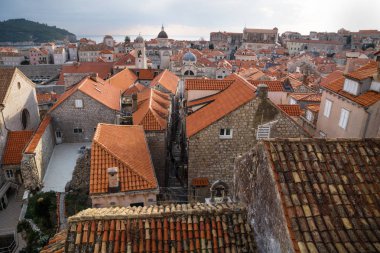 Antik üzerinden görünüm eski şehir Dubrovnik kilise kule ve okyanus ile kış, Hırvatistan çatılar