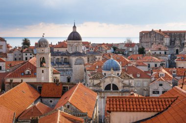 Turuncu üzerinden görünüm eski şehir Dubrovnik kilise kule ve okyanus ile kış, Hırvatistan çatılar