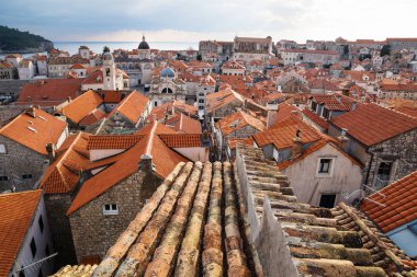 Kilise kule ve okyanus kışın, Hırvatistan ile eski şehir Dubrovnik manzarasına sahip antik çatı