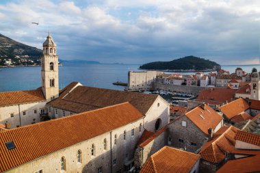 Dubrovnik, Hırvatistan Limanı manzaralı Dominik manastır kule