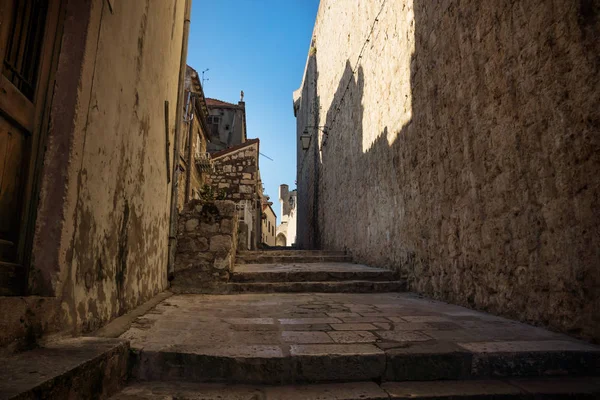 Callejón Medieval Empedrado Con Sombras Muralla Fortaleza Dubrovnik Croacia — Foto de Stock