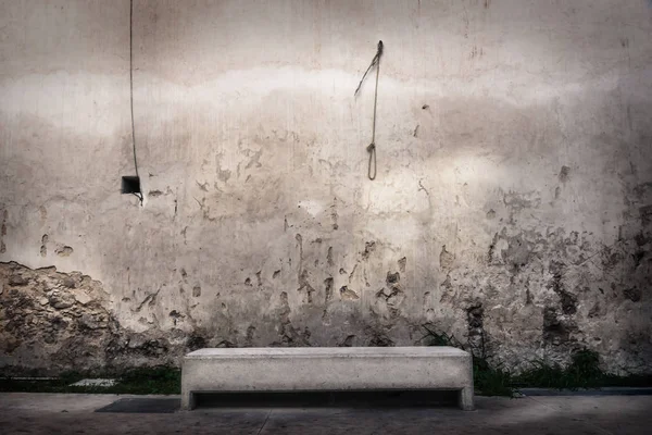 Bench in front of abandoned wall with hangman knot hanging at the wall, Merida, Mexico — Stock Photo, Image