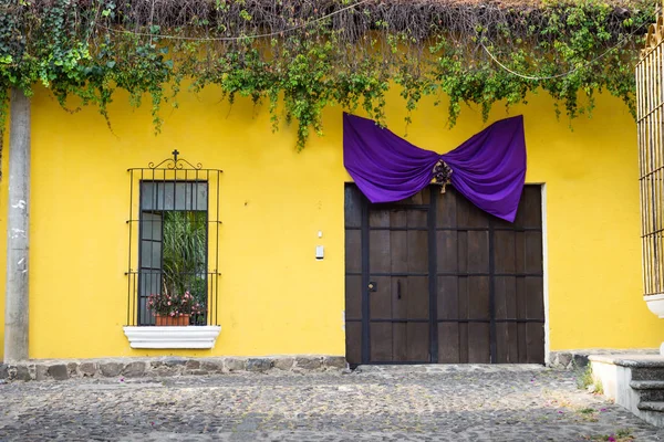 Żółty dom drewniany portu i Fioletowa wstążka, Antigua, Gwatemala — Zdjęcie stockowe