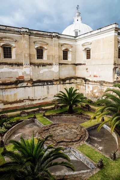 Eglise de San Fransisco el Grande avec jardin dans la cour arrière, Antigua, Guatemala — Photo