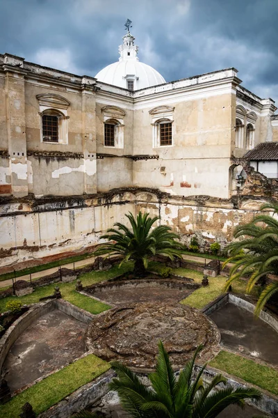 Eglise de San Fransisco el Grande avec croix dans la cour arrière, Antigua, Guatemala — Photo