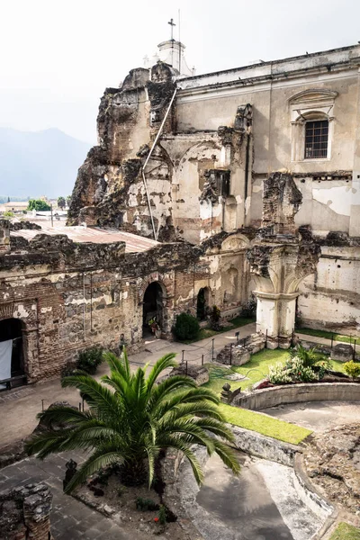 Eglise de San Fransisco el Grande avec arrière-cour, Antigua, Guatemala — Photo