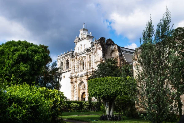 Church of San Fransisco el Grande in styled garden, Antigua, Guatemala — Stock Photo, Image