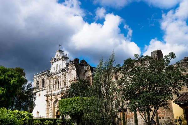 Iglesia de San Francisco el Grande panorama, Antigua, Guatemala — Foto de Stock