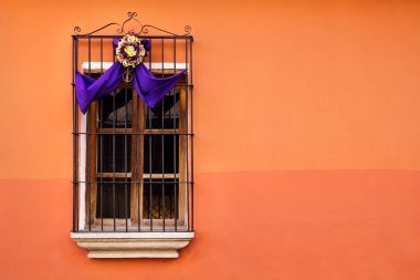 Turuncu duvar semana santa şerit dekorasyonu Antigua, Guatemala ile geleneksel pencere
