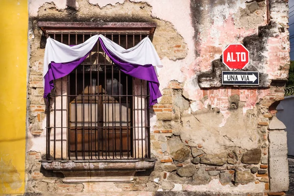 Traditionele venster met semana santa lint decoratie in Antigua, Guatemala — Stockfoto