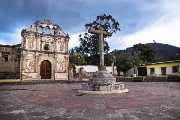 Iglesia fassade ruina de Ermita de Santa Isabel y montaña con paisaje nublado dramático, Antigua, Guatemala — Foto de Stock