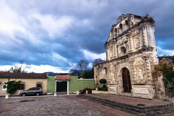 Iglesia fassade ruina de Ermita de Santa Isabel con paisaje nublado dramático, Antigua, Guatemala —  Fotos de Stock