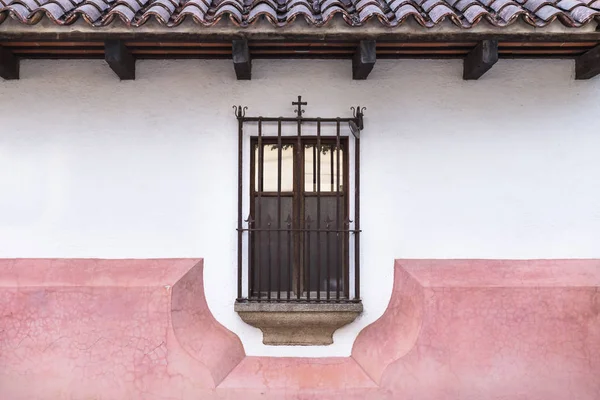 Klatkach okna z krzyż ozdoba w Antigua — Zdjęcie stockowe