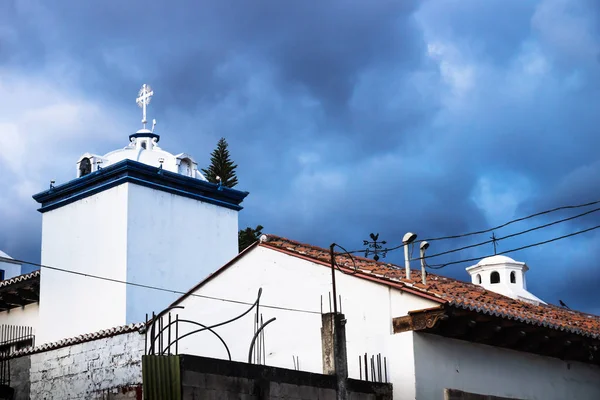 Modernas torres de iglesia en el dramático paisaje nublado azul en Antigua, Guatemala — Foto de Stock