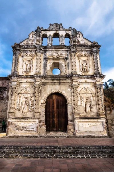 Iglesia fassade ruina de Ermita de Santa Isabel con paisaje nublado dramático vertical, Antigua, Guatemala — Foto de Stock