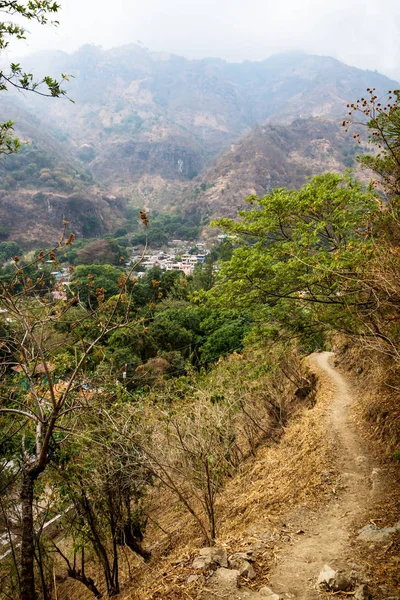 Caminho para o vale da aldeia Jaibalito ao longo do lago Atitlan com montanhas enevoadas, Guatemala — Fotografia de Stock