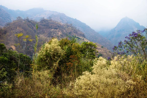 Vale da aldeia Jaibalito ao longo do lago Atitlan com montanhas enevoadas, Guatemala — Fotografia de Stock