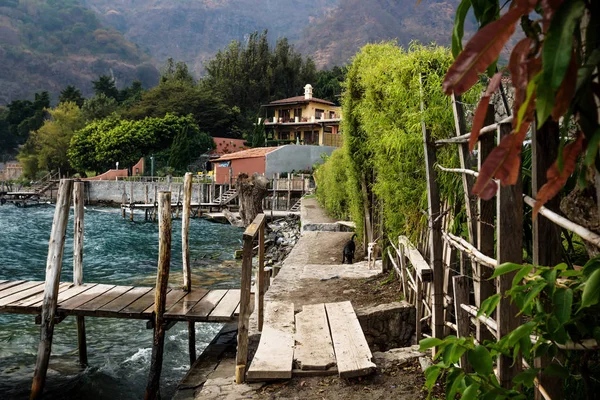 Sahil boyunca kıyı boyunca lake Atitlan Köyü Jailbalito, Guatemala