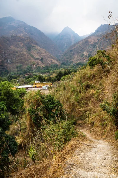 Iskola a völgyben a falu Jaibalito Atitlan tó mentén, a ködös hegyek függőleges, Guatemala — Stock Fotó