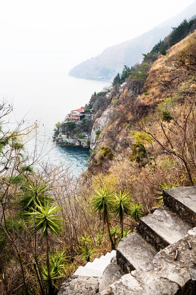 Vista sobre o lago de Atitlan do caminho a pé entre Santa Cruz e Jaibalito, Lago de Atitlan, Guatemala — Fotografia de Stock