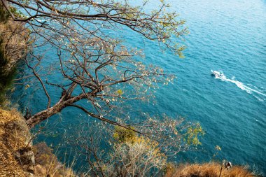 Santa Cruz ve Jaibalito, Lago de Atitlan, Guatemala arasında yol yürüme üzerinden lake Atitlan teknede görüntülemek