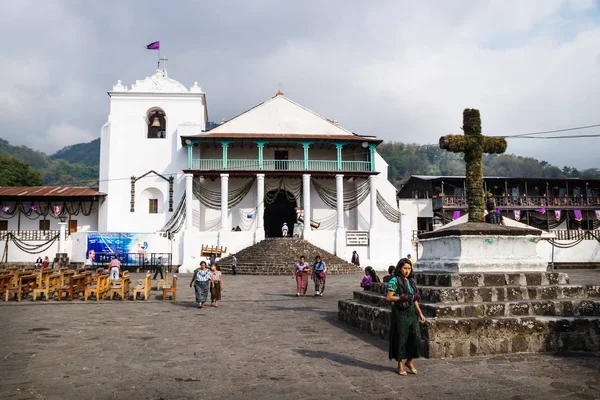 Semana Santa decoración y preparación de procesión en la iglesia de Santiago el Apóstol, Santiago Atitlán, Guatemala — Foto de Stock