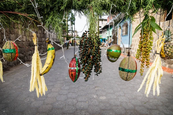 Pouliční dekorace pro Velikonoce se zeleninou a kukuřicí, Santiago, Lago de Atitlan, Guatemala — Stock fotografie