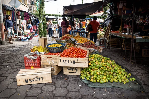 Trh s zeleninou na ulici v Santiagu, Lago Atitlan, Guatemala — Stock fotografie