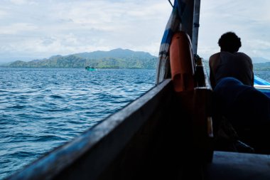 Komodo Ulusal Parkı'nın manzarasına bir tekneden görünüm, Flores, Endonezya