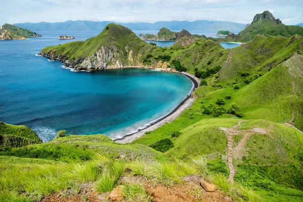 Palau Padar con playa en forma de ohmios en el Parque Nacional Komodo, Flores, Indonesia Imagen De Stock