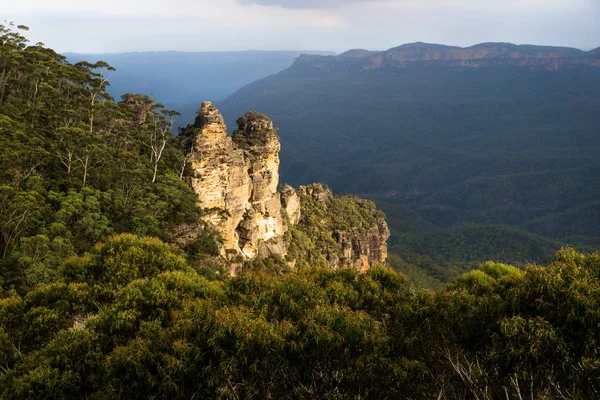 Due delle tre sorelle formazione rocciosa nelle Blue Mountains, Katoomba, Nuovo Galles del Sud, Australia — Foto Stock