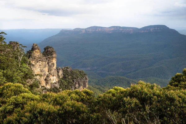 Due delle tre sorelle formazione rocciosa nelle montagne blu con massiccia montagna, Katoomba, Nuovo Galles del Sud, Australia — Foto Stock